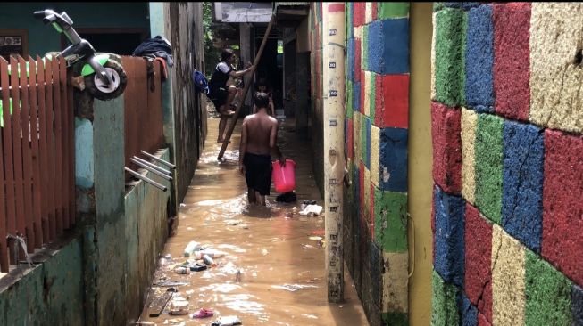 Banjir Kiriman di Pemukiman Warga Bidara Cina Mulai Berangsur Surut