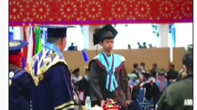 Wisudawan Ini Nyelonong Tak Hormat ke Rektor, Warganet Sindir Masih Berasa Jadi Model Citayam