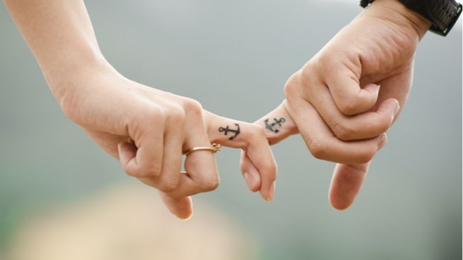 10 Tanda Pasangan Melakukan Love Bombing, Jangan Mau Dimanipulasi!