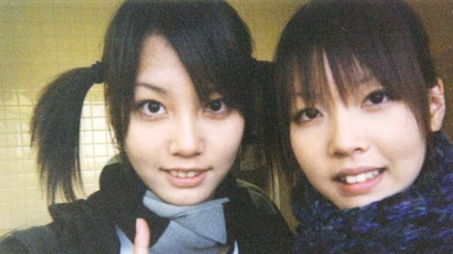 Chie dan Chika Yoshikawa saat usia 20an (odditycentral)