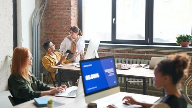 4 Tips Menghadapi Orang Mesum di Tempat Kerja, Jangan Mau Dilecehkan!