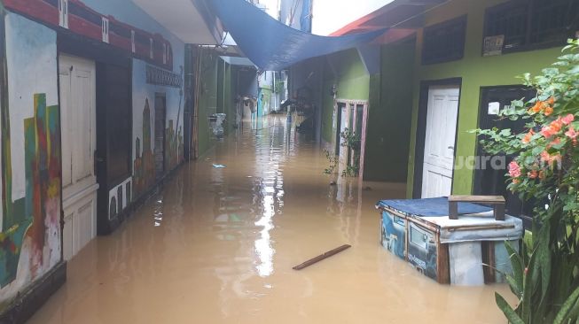 Banjir Capai 1,75 Meter, Warga Kebon Pala Jaktim Tetap Bertahan di Lantai 2 Rumah