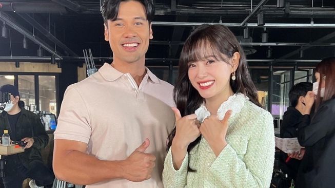 5 Momen Pertemuan Chicco Jerikho dan Kim Se Jeong, Gayanya Sudah Mirip dengan Oppa Korea