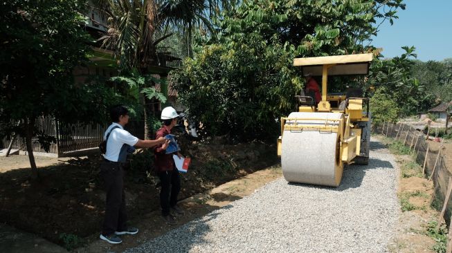 Mantab! PT Semen Gresik Bangun Infrastruktur Pengaspalan Jalan Desa di Rembang Senilai Rp 175 Juta