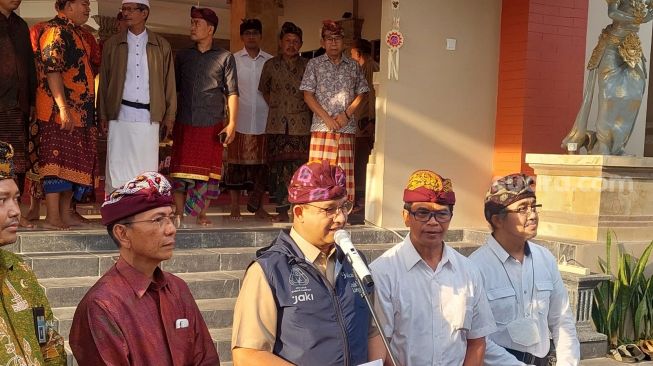 Gubernur DKI Jakarta Anies Baswedan usai menemui pemuka agama Hindu di Parisada Hindu Dharma Indonesia, Rawamangun, Jakarta Timur, Senin (10/10/2022). [Suara.com/Fakhri Fuadi Muflih]
