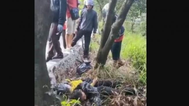 Dua Remaja di Kota Makassar dikira tewas kecelakaan di Jalan Metro Tanjung Bunga, Kota Makassar. Padahal tidur pulas usai minum miras. Videonya viral di media sosial. [SuaraSulsel.id/Istimewa]