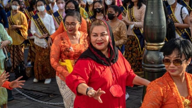 Arsip - Wakil Wali Kota Semarang Hevearita Gunaryanti Rahayu (tengah) menari bersama sejumlah warga dari berbagai komunitas perempuan berkebaya saat mengikuti kegiatan pelestarian budaya bertajuk 1.000 Remaja Berkebaya di Kawasan Cagar Budaya Nasional Kota Lama Semarang, Jawa Tengah, Minggu (25/9/2022). [ANTARA FOTO/Aji Styawan/tom]