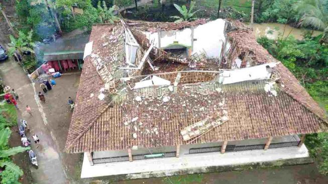 Penampakan Masjid di Pangandaran yang Ambruk Pasca Gempa Cilacap