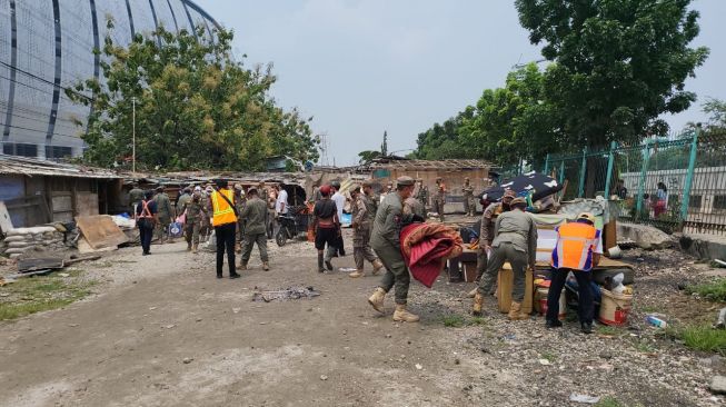 Bedeng di jalur KA lintas Jakarta Kota-Tanjung Priok di KM 5+200 s/d. 5+900 atau di sekitar Jakarta International Stadium (JIS) dibersihkan. [Foto Dok. PT KAI Daop 1 Jakarta]