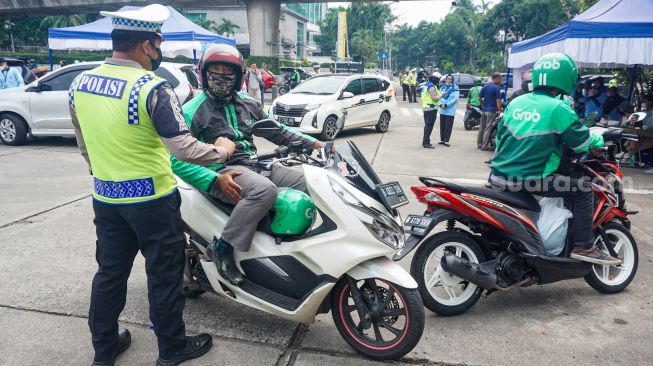 Pengemudi  kendaraan bermotor mengantri untuk mengikuti uji emisi di  Terminal Blok M, Jakarta Selatan, Selasa (11/10/2022). [Suara.com/Alfian Winanto]