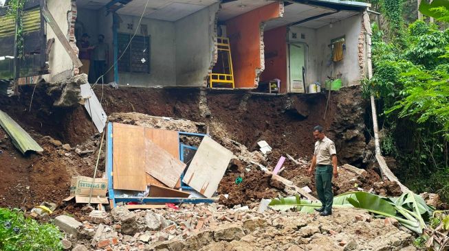 Detik-detik Helsa Saksikan Rumahnya Ambruk Tergerus Tanah Longsor