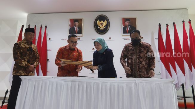 Menteri Koordinator Bidang Pembangunan Manusia dan Kebudayaan Muhadjir Effendy (kiri)  Menteri Pendayagunaan Aparatur Negara dan Reformasi Birokrasi (PANRB) Abdullah Azwar Anas (kanan), Menteri Ketenagakerjaan Ida Fauziyah (dua kanan) dan Menteri Agama Yaqut Cholil Qoumas (kanan) menandatangani Surat Keputusan Bersama (SKB) Libur Nasional dan Cuti Bersama 2023 di Kantor Kemenko PMK, Jakarta, Selasa (11/10/2022). [Suara.com/Oke Atmaja]
