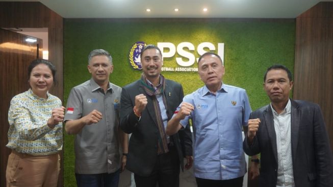 Perwakilan FIFA Niko Nhouvannasak sudah bertemu dengan Ketua Umum PSSI Mochamad Iriawan dan staf, Senin (10/10/2022). (Dok. PSSI).