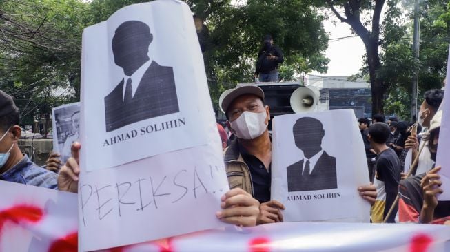 Massa Aliansi Masyarakat untuk Demokrasi (Almadea) menggelar aksi unjuk rasa di depan gedung Kementerian Perhubungan, Jakarta Pusat, Selasa (11/10/2022). [Suara.com/Alfian Winanto]
