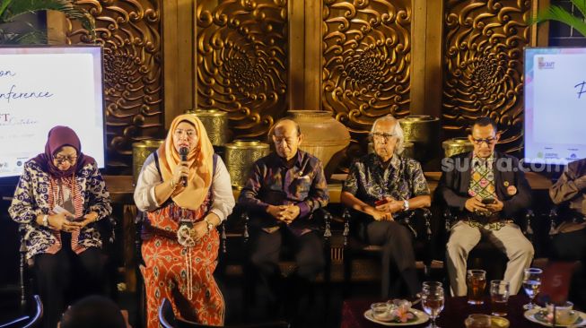 (kiri ke kanan) Direktur PT mediatama binakreasi Umi noor wijiati,  Sekretaris ASEPHI Baby Jurmawati, Ketua umum BPP Asephi Dr.H. muchsin ridjan SE, MM, Juri Inacraft Rahadi Ramelan dan Wakil Ketua 2  H.Muchamad Ali Jufry saat peluncuran dan konferensi pers INACRAFT on OCTOBER di Jakarta Pusat, Selasa (11/10/2022). [Suara.com/Alfian Winanto]