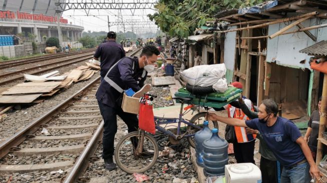 Bedeng di jalur KA lintas Jakarta Kota-Tanjung Priok di KM 5+200 s/d. 5+900 atau di sekitar Jakarta International Stadium (JIS) dibersihkan. [Foto Dok. PT KAI Daop 1 Jakarta]