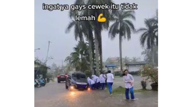 Bukan Cewek Lemah! Aksi Heroik Para Mahasiswi Ini Angkat Mobil Terperosok Banjir Pujian Publik: Kekuatannya Super