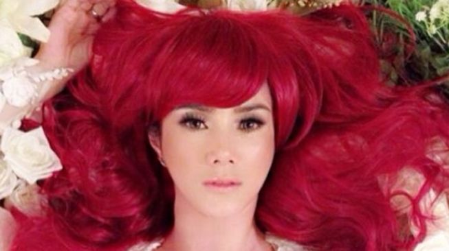 Seleb Warnai Rambut Merah Membara (Instagram/@mulanjameela1)