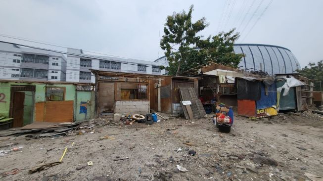 Bedeng di jalur KA lintas Jakarta Kota-Tanjung Priok di KM 5+200 s/d. 5+900 atau di sekitar Jakarta International Stadium (JIS) dibersihkan. [Foto Dok. PT KAI Daop 1 Jakarta]