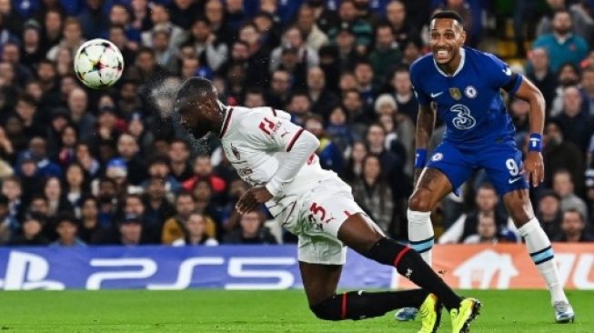 Pemain Chelsea Pierre Emerick Aubameyang gagal menghentikan pemain AC Milan Fikayo Tomori menanduk bola dalam laga matchday ketiga Grup E Champions League di Stamford Bridge, 6 Oktober 2022. [AFP]