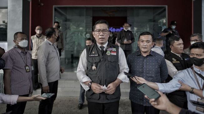 Ridwan Kamil Kunjungi Kediaman Orang Tua Pelajar di Depok Yang Terseret Arus di Curug Kembar Bogor