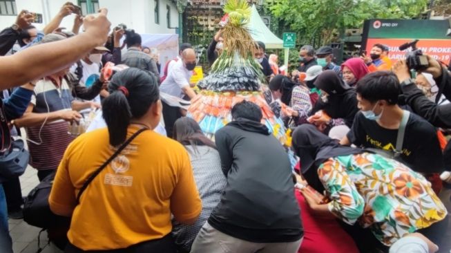 Masyarakat memperebutkan gunungan prokes di Teras Malioboro 1, Selasa (11/10/2022). [Kontributor / Putu Ayu Palupi]