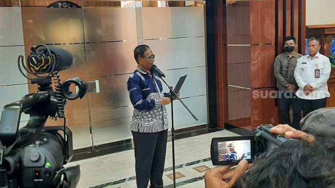 Menteri Koordinator Bidang Politik Hukum dan Keamanan (Kemenkopolhukam) yang sekaligus Ketua TGIPF (Tim Gabungan Independen Pencari Fakta) Tragedi Kanjuran Mahfud MD usai melakukan pertemuan dengan PSSI dan PT Liga Indonesia Baru (LIB). (Suara.com/Adie Prasetyo Nugraha).