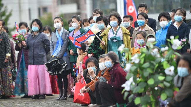 Orang-orang berkumpul untuk memberi penghormatan di depan patung pemimpin Korea Utara Kim Il Sung dan Kim Jong Il di Bukit Mansu, Pyongyang, Korea Utara, Senin (10/10/2022). [KIM Won Jin / AFP]