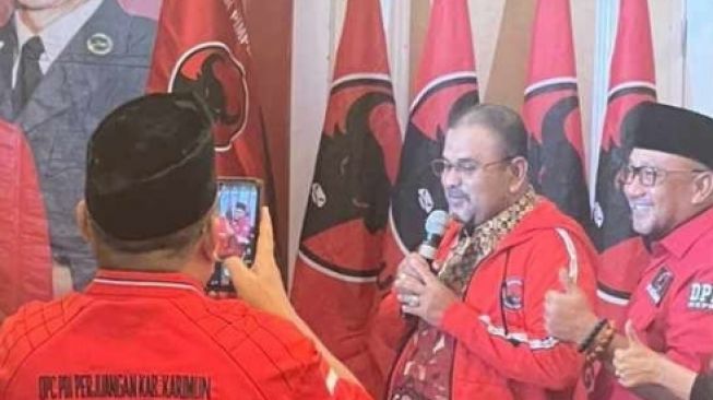 Bupati Karimun, Aunur Rafiq Kenakan Jaket PDIP, Pindah Partai?