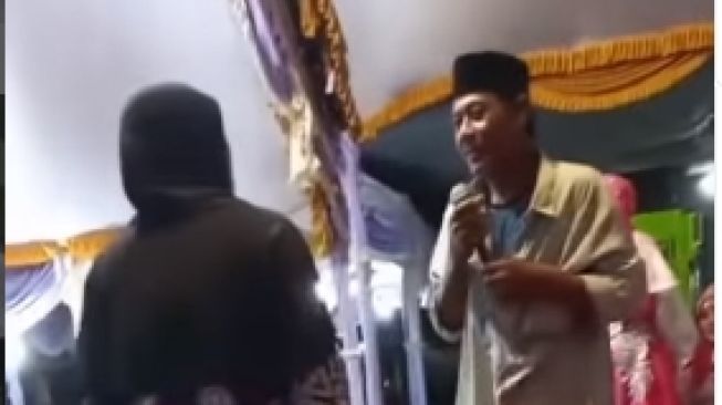 Istri Ngamuk Tampar Suami Gegara Nyawer Biduan di Panggung: Pulang Jangan Dikasih Jatah!