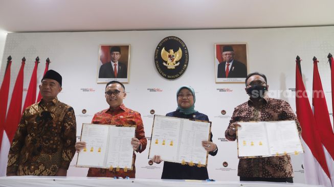 Menteri Koordinator Bidang Pembangunan Manusia dan Kebudayaan Muhadjir Effendy (kiri)  Menteri Pendayagunaan Aparatur Negara dan Reformasi Birokrasi (PANRB) Abdullah Azwar Anas (kanan), Menteri Ketenagakerjaan Ida Fauziyah (dua kanan) dan Menteri Agama Yaqut Cholil Qoumas (kanan) menunjukan Surat Keputusan Bersama (SKB) Libur Nasional dan Cuti Bersama 2023 di Kantor Kemenko PMK, Jakarta, Selasa (11/10/2022). [Suara.com/Oke Atmaja]