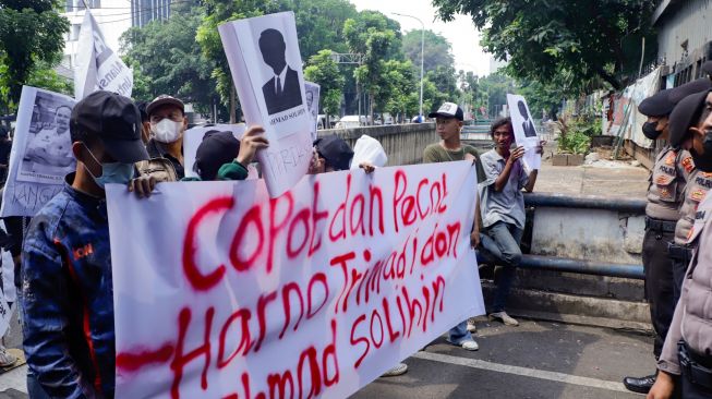 Massa Aliansi Masyarakat untuk Demokrasi (Almadea) menggelar aksi unjuk rasa di depan gedung Kementerian Perhubungan, Jakarta Pusat, Selasa (11/10/2022). [Suara.com/Alfian Winanto]
