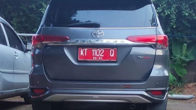 Mobil Wali Kota Bontang terparkir di halaman milik warga di Bekasi. [KlikKaltim.com]