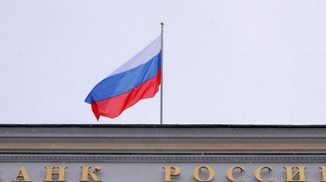 Bendera Rusia berkibar di atas kantor pusat Bank Sentral Rusia di Moskow, Rusia. [Dok.Antara]