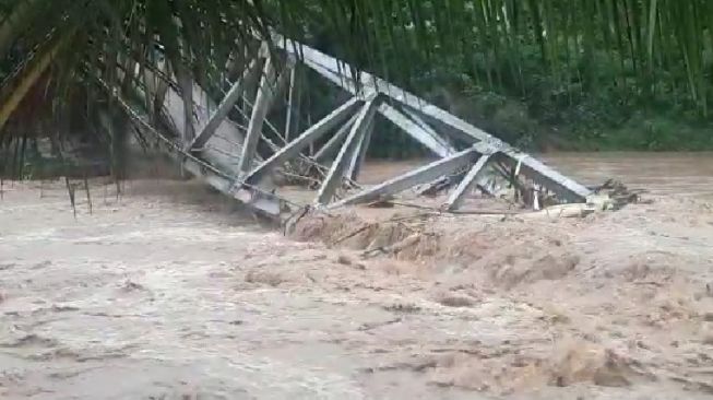 Jembatan di Tanggul Jember Putus, Kades Pinjam Sitpel agar Warga Tak Putar Jalan 10 Km