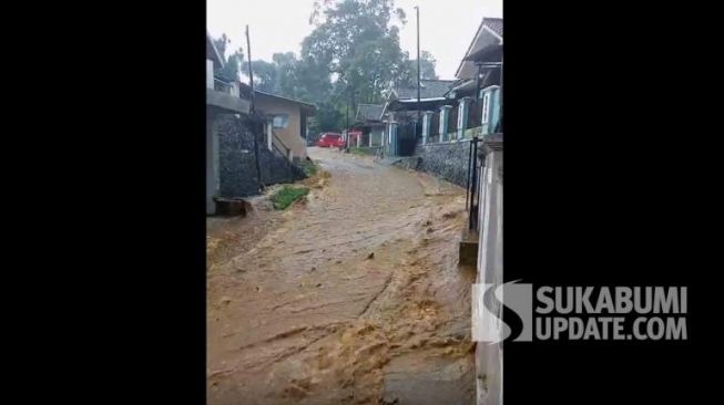 Viral, Detik-detik Banjir Lumpur Terjang Caringin Sukabumi