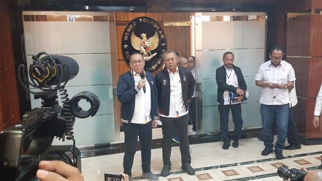 Direktur Utama LIB Akhmad Hadian Lukita bersama Direktur Operasional Sudjarno saat memberiman keterangan pers (suara.com/Adie Prasetyo Nugraha).