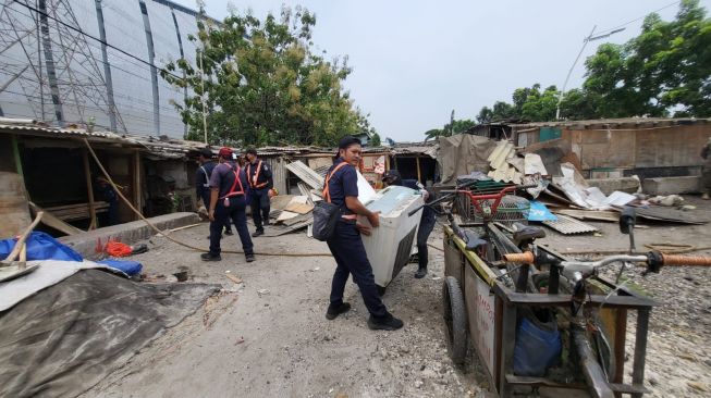 Bedeng di jalur KA lintas Jakarta Kota-Tanjung Priok di KM 5+200 s/d. 5+900 atau di sekitar Jakarta International Stadium (JIS) dibersihkan. [Foto Dok. PT KAI Daop 1 Jakarta]