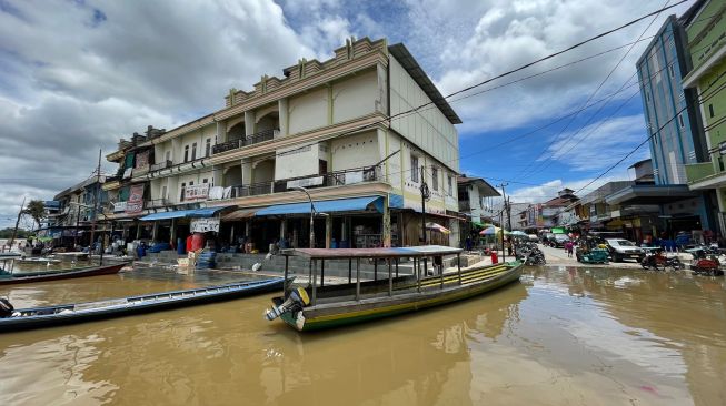 Suasana Pasar Sungai Durian yang terendam banjir di Kecamatan Sintang, Kabupaten Sintang, Kalimantan Barat, Senin (10/10/2022). [Antara Foto]