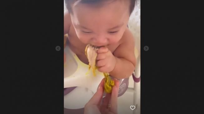 Potret Baby Izz Makan Nasi dan Opor Ayam (Instagram/@nikitawillyofficial94)