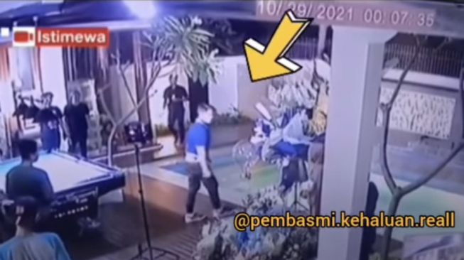 Viral rekaman CCTV Rizky Billar lempar bola biliar ke arah Lesti Kejora (Instagram/@lambegosiip)