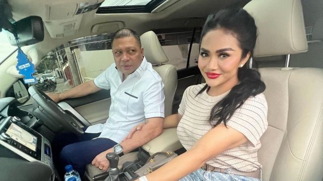 Potret mesra KD dan Raul Lemos di Timor Leste (Instagram/@krisdayantilemos)