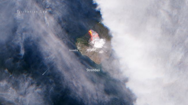 Gunung Berapi Stromboli Italia meletus. [ESA]