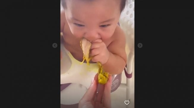 Potret Baby Izz Makan Nasi dan Opor Ayam (Instagram/@nikitawillyofficial94)