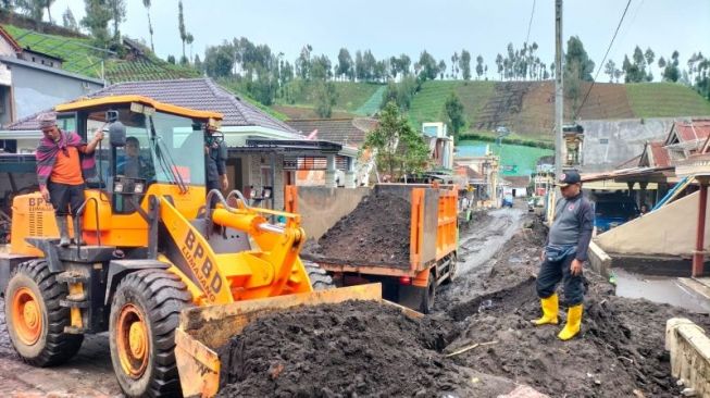 Sempat Terputus Akibat Longsor, Jalur Lumajang-Malang Kini Bisa Kembali Dilalui