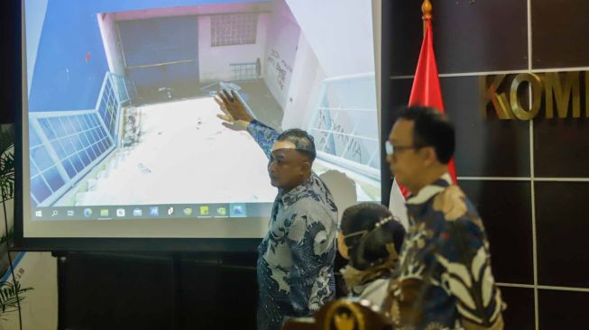 Komisioner Penyelidikan atau Pemantauan Komnas HAM Mohammad Choirul Anam memberikan keterangan kepada media terkait hasil temuan awal Komnas HAM atas Tragedi Kemanusiaan Stadion Kanjuruhan di kantor Komnas HAM, Jakarta Pusat, Rabu (12/10/2022). [Suara.com/Alfian Winanto]