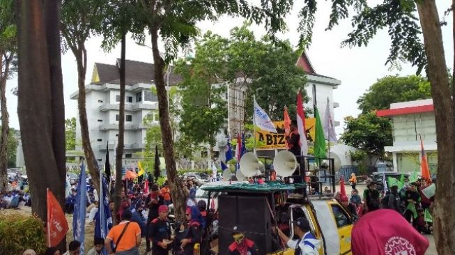 Buruh Batam Berdemo di Depan Graha Kepri, Tuntut Kenaikan UMK Setelah BBM Naik