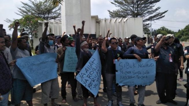 Puluhan Sopir Angkot Serang-Balaraja Demo di Kantor Gubernur Banten, Tuntut Penindakan Angkutan Bodong