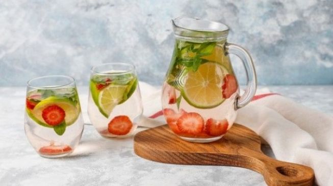 Ilustrasi infused water (Freepik/Azerbaijan-stockers)