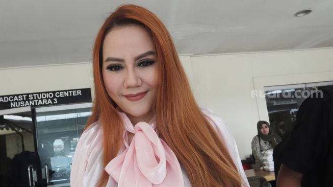 Nita Thalia ceritakan kerusakan saraf otak yang dialaminya saat ditemui di kawasan Cawang, Jakarta Timur, Rabu (12/10/2022). [Suara.com/Oke Atmaja]